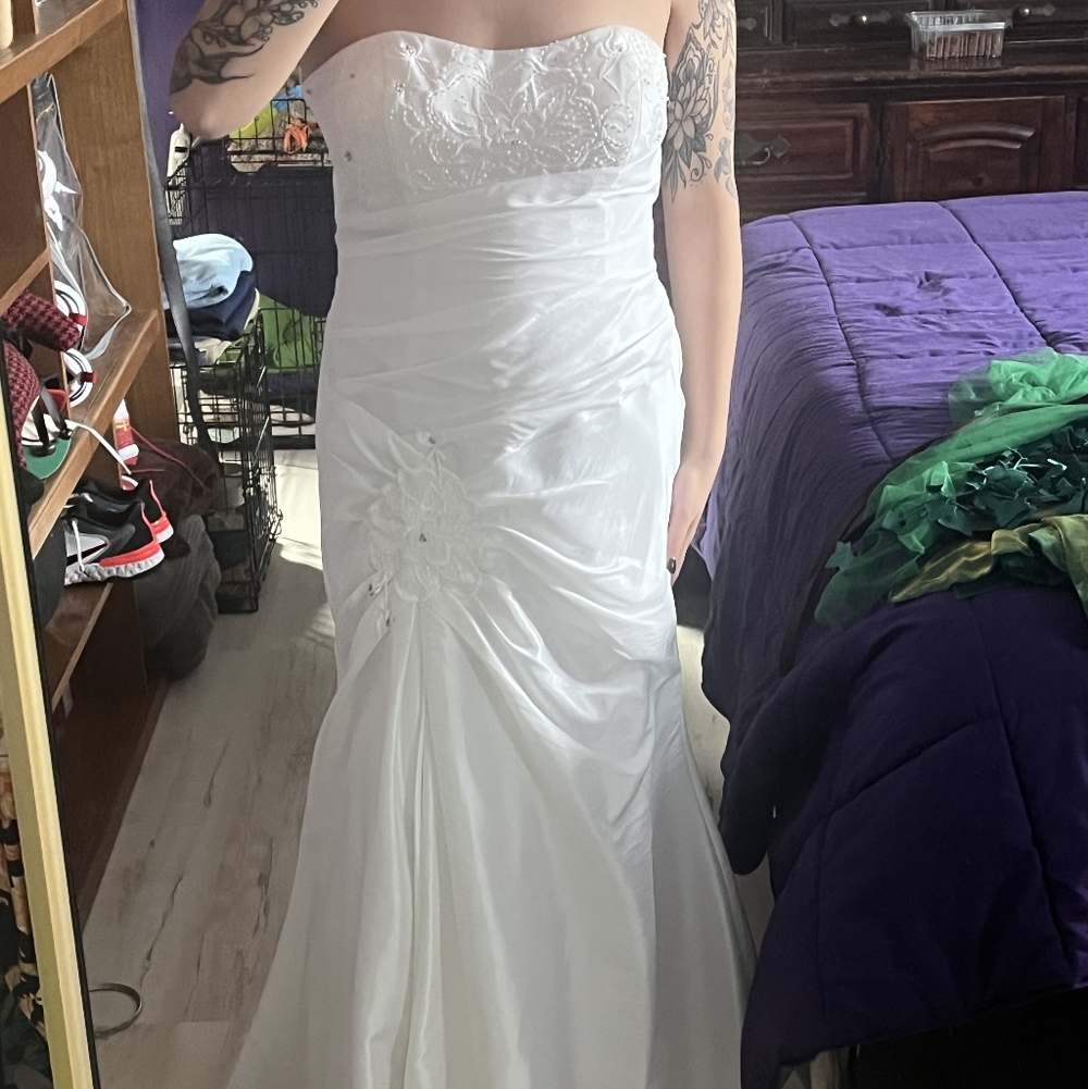 Elegant White Lace Wedding Dress